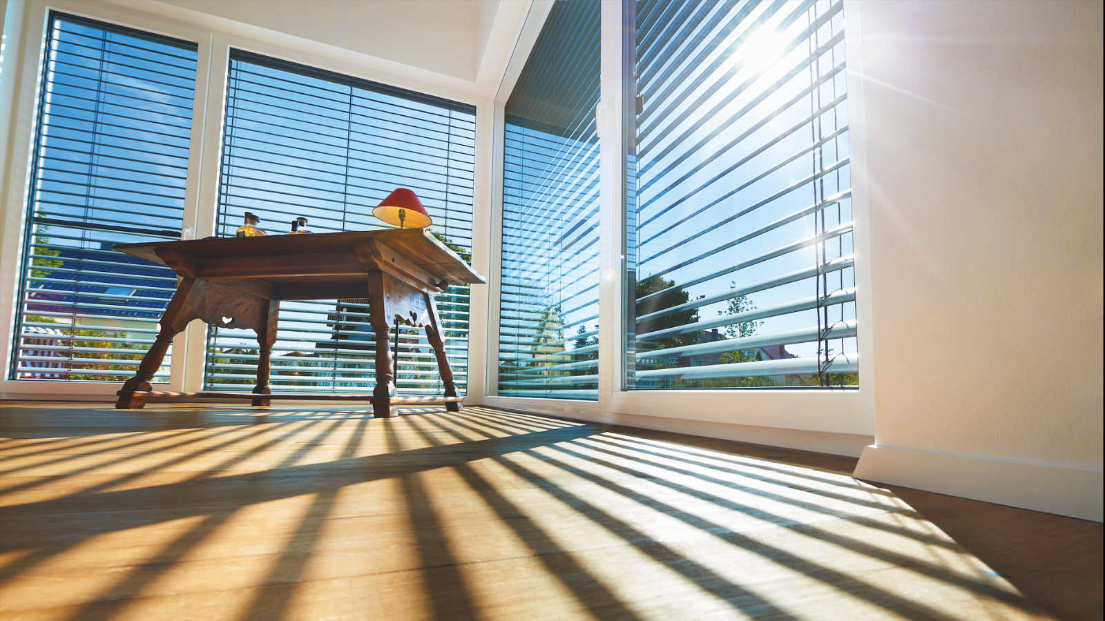 Ein erfahrener Spezialist montiert Smart-Home-Systeme in Sinzheim.